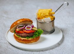 Classic Burger cu Cartofi prajiti image