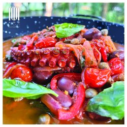 Caracatiță de inspirație portugheză  cu sos de roșii, măsline kalamata și capere image