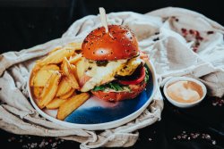 Meniu Millenial Burger: Burger + Cartofi prăjiți + Sos Millenial image