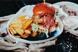 Meniu Awesome Burger: Burger + Cartofi prăjiți  + Sos Millenial image