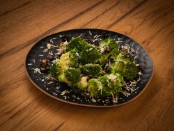 Broccoli Sote cu Roșii Uscate, Măsline Kalamata și Parmezan image