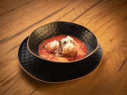 Chifteluțe de Curcan Umplute cu Mozzarella și Sos de Roșii image