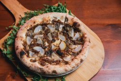 Pizza cu ceapă caramelizată, pere, gorgonzola image
