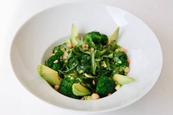 Salată de năut, broccoli și avocado image