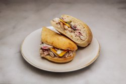Sandwich cu pui, castraveți murați și brânză cheddar image