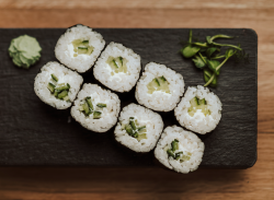 Maki cu castravete și brânză / Maki with cucumber and cheese image