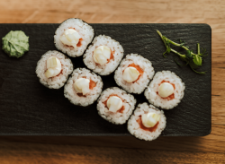 Maki cu somon și ceapă albă / Maki with salmon and white onion image