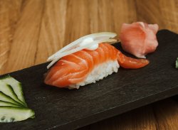 Nigiri de somon & maioneză & ceapă / Nigiri salmon & mayo & onion image