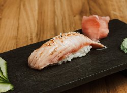 Nigiri de somon prăjit & sos teriyaki & susan / Nigiri fried salmon & teriyaki & sesame image