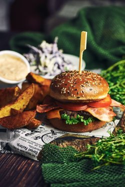 Burger de vita Chef`s Special cu cartofi wedges, salata Coleslaw si Chef`s sauce image