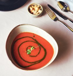 Supa crema de rosii cu sos pesto si crutoane image
