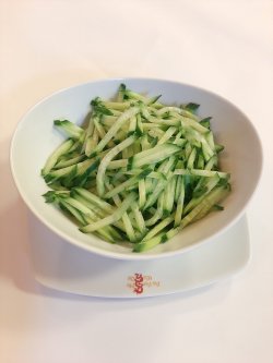 Salată castraveți cu usturoi image