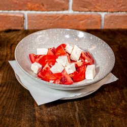 Salată de roşii cu brânză image