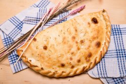 Calzone cu telemea de capră și mărar image
