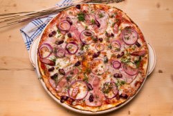 Pizza cu fasole și cârnați image