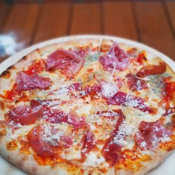 Pizza con prosciutto e formaggio image