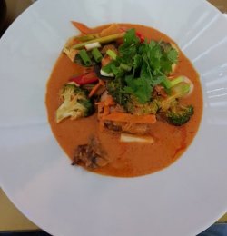 Red curry cu ananas și legume  image
