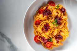 Spaghetti con gamberi & bresaola image