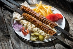 Adana kebab de vită la farfurie image