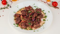 Ficăței cu usturoi și bacon serviți cu piure de cartofi image
