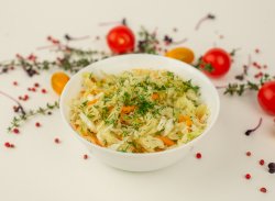 Salată varză albă cu morcov si marar image