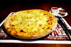 Pizza Quattro formaggi image