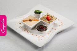 Aperitive mediteraneene cu humus, salată vinete și guacamole image