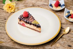 Tort Delight cu ciocolată albă, ciocolată neagră și zmeură image