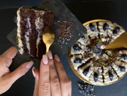 Tort de ciocolata albă, ciocolata neagră, afine si lavandă image