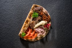 Kebab de  vită  și curcan cu sos de vinete și rodii image