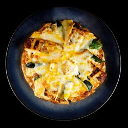Halloumi and zucchini pita pizza image