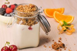 Iaurt cu granola și fructe image