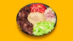 Kebab de vită și curcan, salată de vinete la farfurie image