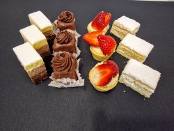Pachet mini prăjituri - Trio mousse, mini Amandine, mini Tarte cu fructe & mini Lamaite - 1,2 kg. image