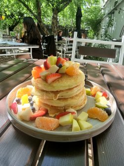 Pancakes cu fructe proaspete si artar image