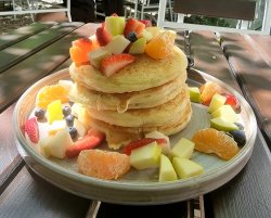 Pancakes cu fructe proaspete si sirop soc image