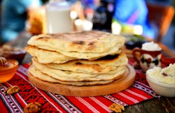 Cococi cu brânză dulce și stafide (produs tradițional, copt pe lespede de piatră) image