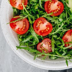 Salată rucola cu roșii cherry și parmezan  /Insalata di rucola con pomodorini e parmigiano image