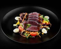 Salata cu steak de ton image