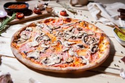 Pizza 1+1 - Prosciutto e funghi image