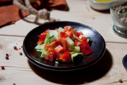 Salată de roșii și castraveți image