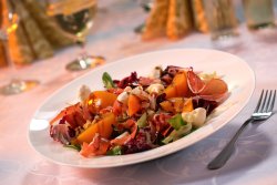 Salată cu piersică, prosciutto, mozzarella image