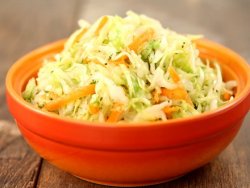 Salată de varză albă, morcov și mărar image