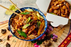 Noodles + Porc cu urechi de lemn image