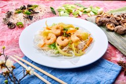Spaghete cu creveți Jumbo și legume image