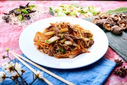 Spaghete de orez prăjite cu carne de vită image