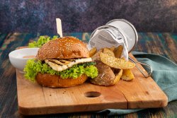 Burger Halloumi cu cartofi BLANSATI image
