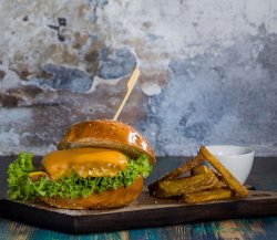 Cheeseburger sara cu cartofi blansati image