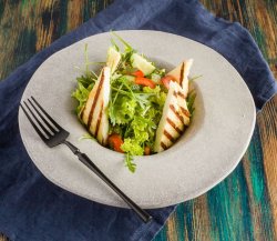 Salată sara cu brânză halloumi image