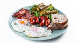 Mic dejun cu ouă, cârnați și bacon image